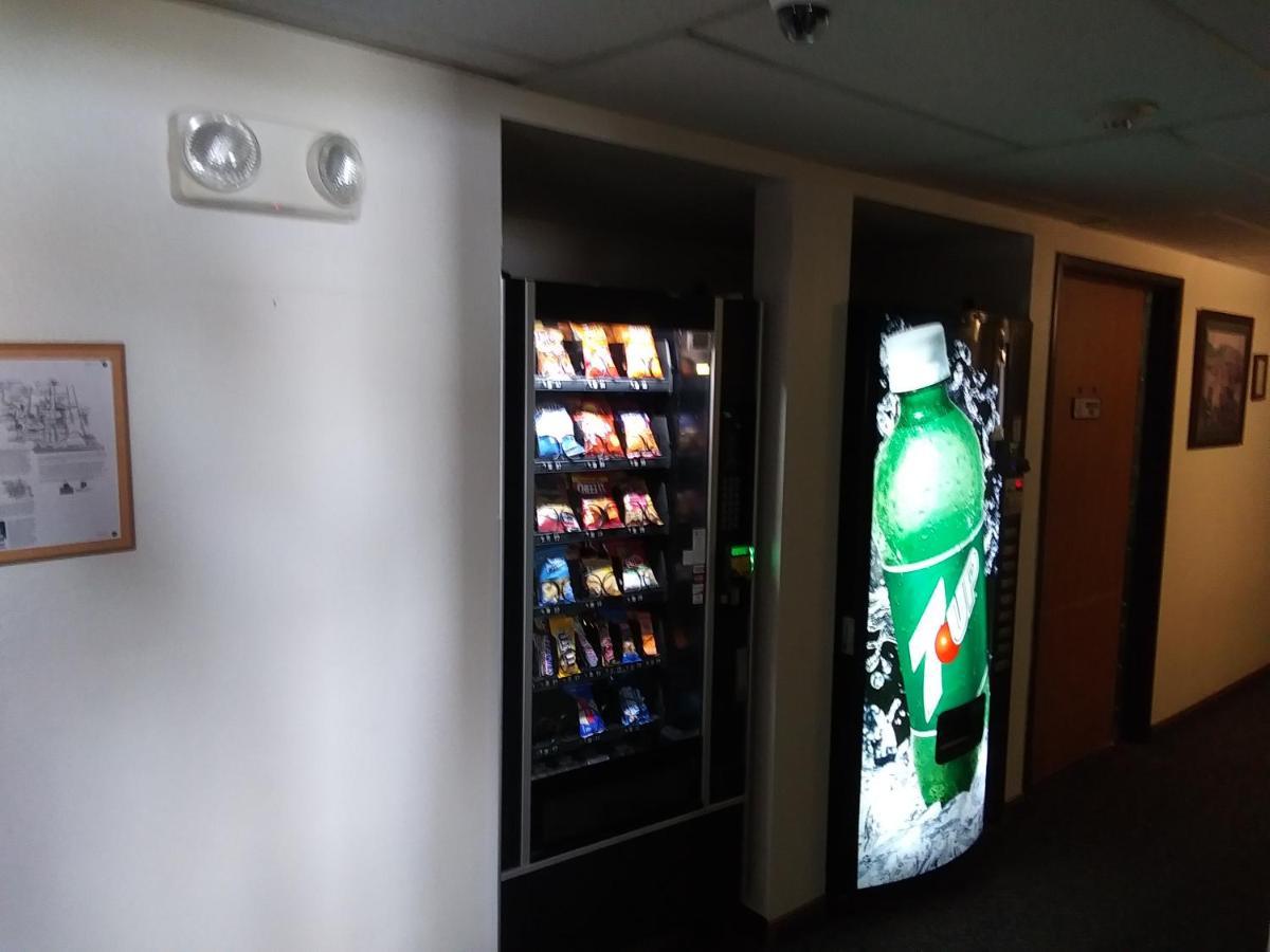 Amerihost Inn&Suites Kingdom City Buitenkant foto